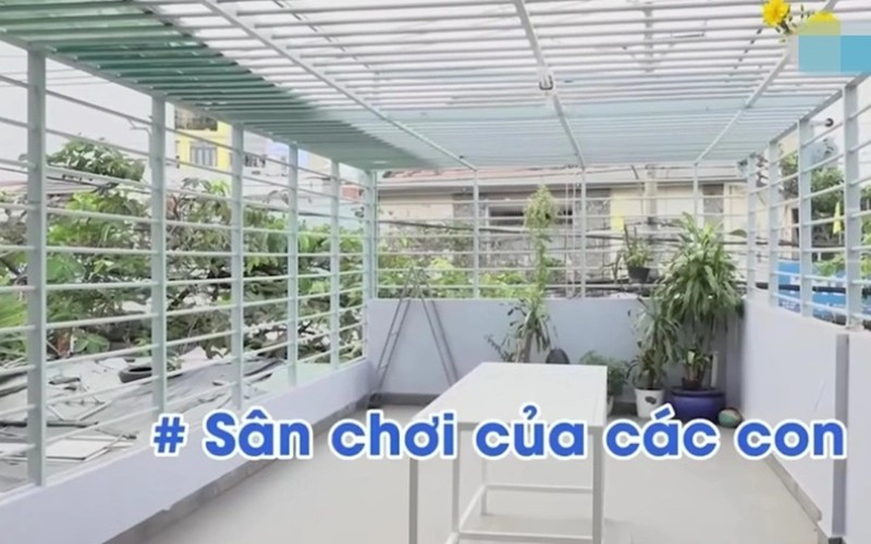 Ban đầu, sân thượng được thiết kế làm sân chơi cho 2 con trai của Lâm Vỹ Dạ - Hứa Minh Đạt. Sau đó, cặp đôi trồng thêm cây cối để tạo thành một khu vườn trên cao. Ảnh: FBNV