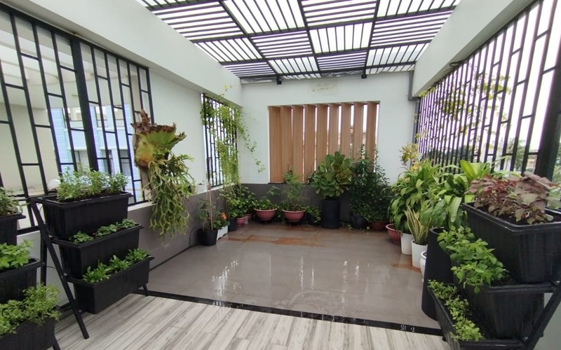 Bạn bè thích thú cho rằng, góc sân thượng nhà Lâm Vỹ Dạ là khu vực ngồi uống nước ngắm cảnh tuyệt vời. Ảnh: FBNV