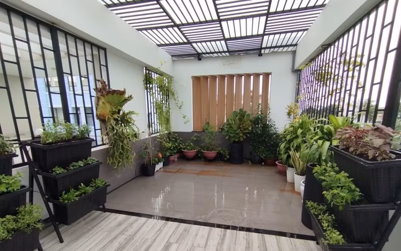 Bạn bè thích thú cho rằng, góc sân thượng nhà Lâm Vỹ Dạ là khu vực ngồi uống nước ngắm cảnh tuyệt vời. Ảnh: FBNV