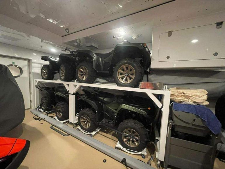 Tất cả mọi thứ từ thuyền, ván trượt phản lực hay xe đạp đều được cất trữ trong nhà để xe rộng rãi. Ảnh: Luxurylaunches