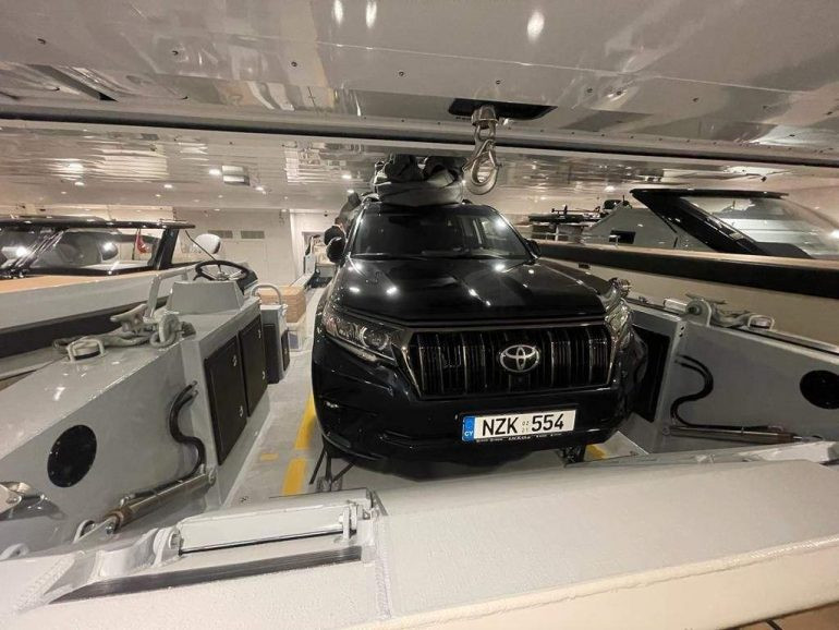 Trên du thuyền còn có hẳn một nhà để xe rộng rãi. Ảnh: Luxurylaunches