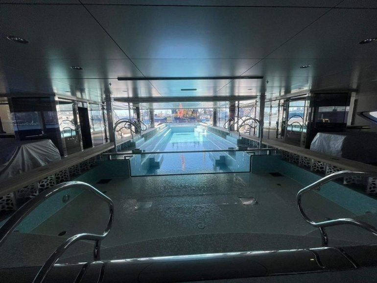 Trên boong tàu có thiết kế một bể bơi lớn. Ảnh: Luxurylaunches