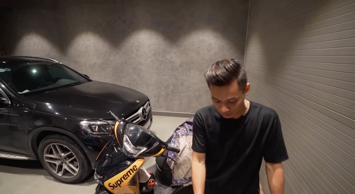 Bên cạnh đó, Độ Mixi cũng sở hữu Mazda CX5 với giá lăn bánh lên đến 1 tỷ đồng. Nguồn ảnh: FBNV, chụp màn hình