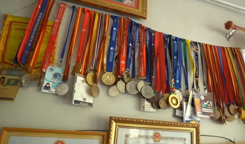 Thứ quý giá nhất trong nhà là những tấm huy chương của nữ cầu thủ.