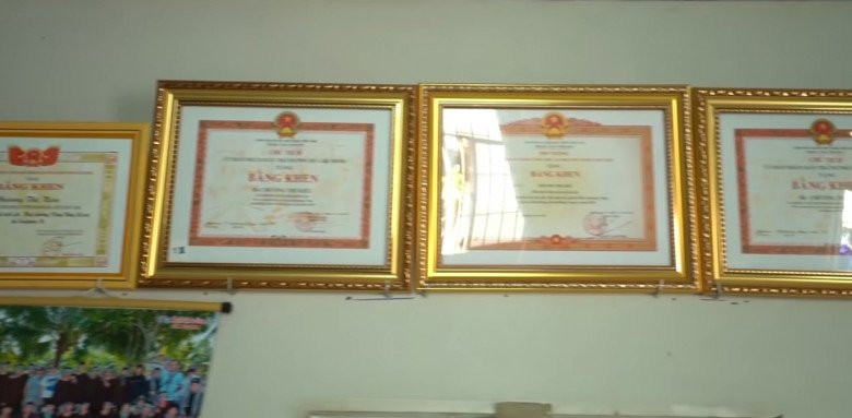 Hàng loạt bằng khen đáng ngưỡng mộ của nữ cầu thủ được trưng bày trong căn nhà của Chương Thị Kiều.