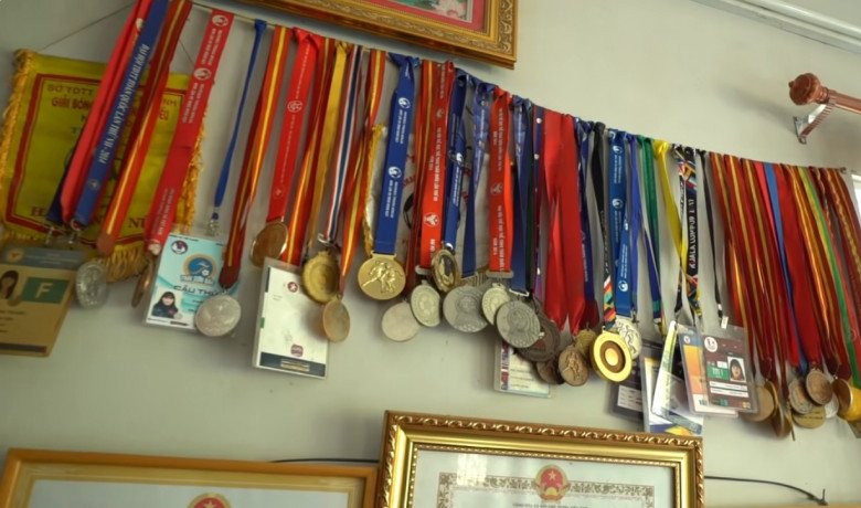 Thứ quý giá nhất trong nhà là những tấm huy chương của nữ cầu thủ.