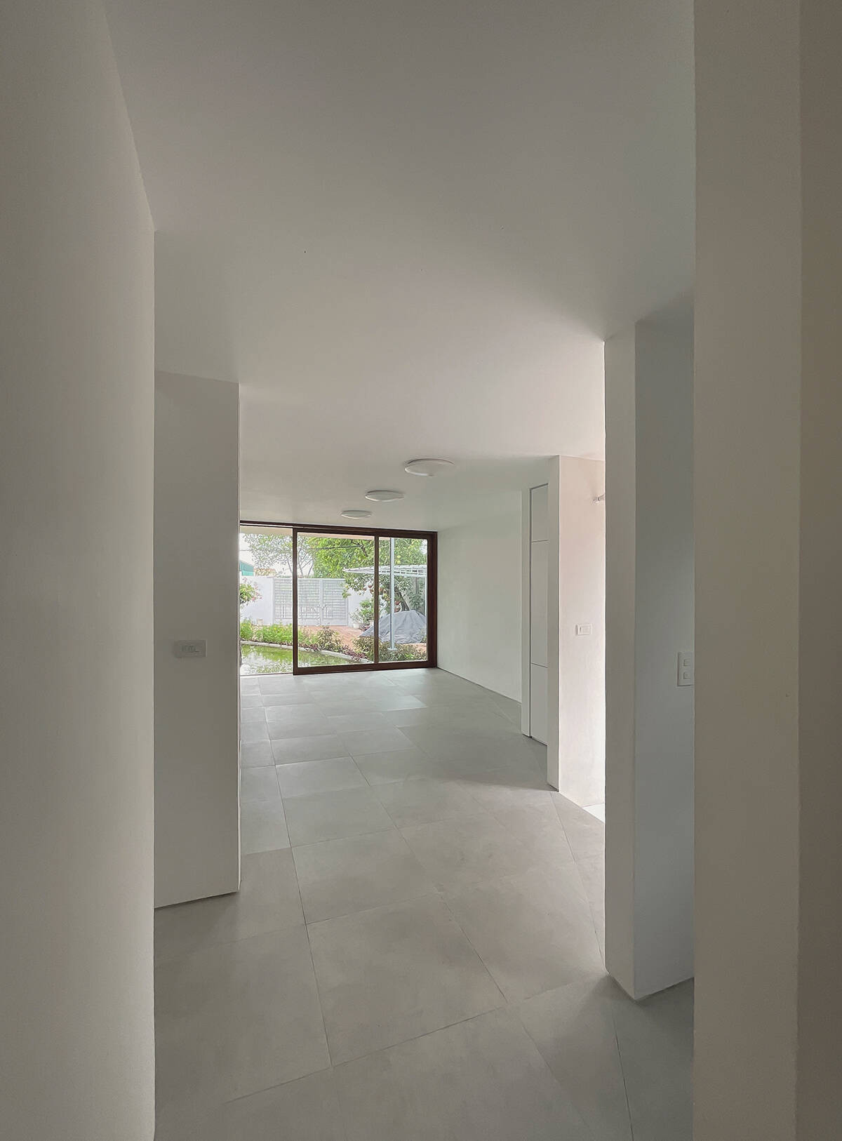 Mái ngói to bản, nhiều lớp cách nhiệt, cùng với hệ thống cửa sổ và cửa ra vào cân xứng, không gian bên trong nhà đủ sáng, mang đến thoải mái và riêng tư.