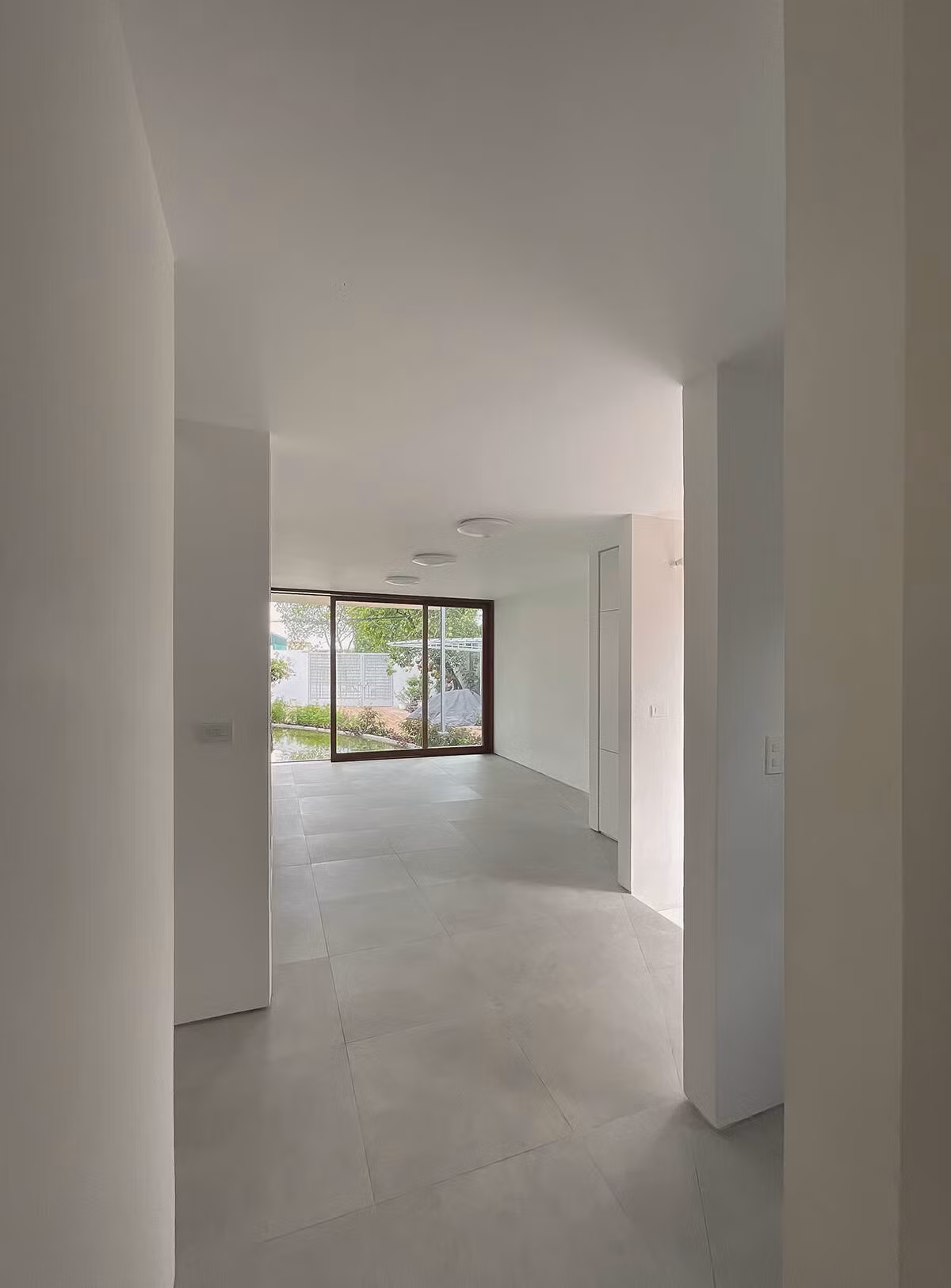 Mái ngói to bản, nhiều lớp cách nhiệt, cùng với hệ thống cửa sổ và cửa ra vào cân xứng, không gian bên trong nhà đủ sáng, mang đến thoải mái và riêng tư.