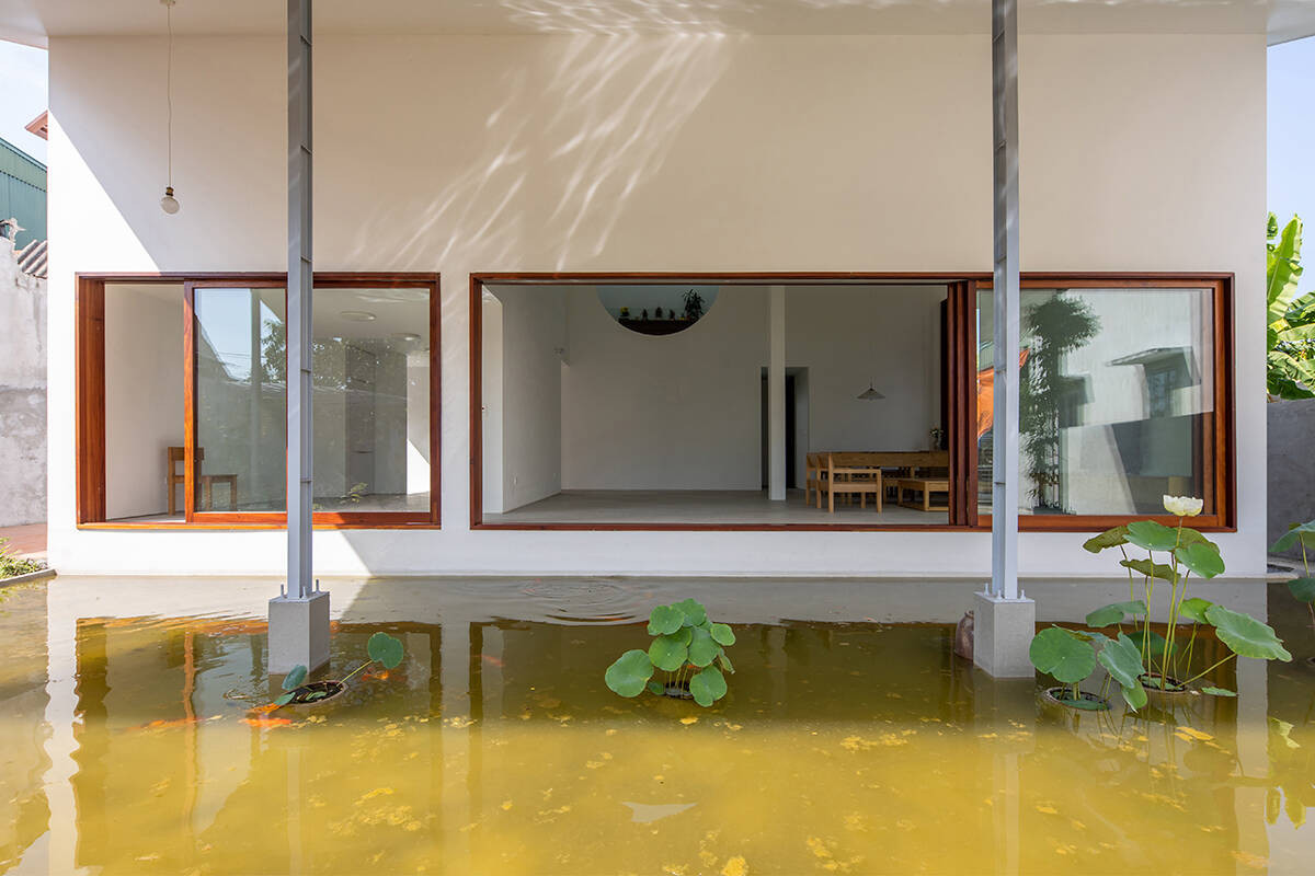 Một nửa hình bán nguyệt phía trước tạo thành mặt nước phía Nam, nửa sau hình bán nguyệt thứ hai là sân nội bộ, mở rộng ra không gian bếp, kết nối với vườn rau và chuồng gà phía sau.