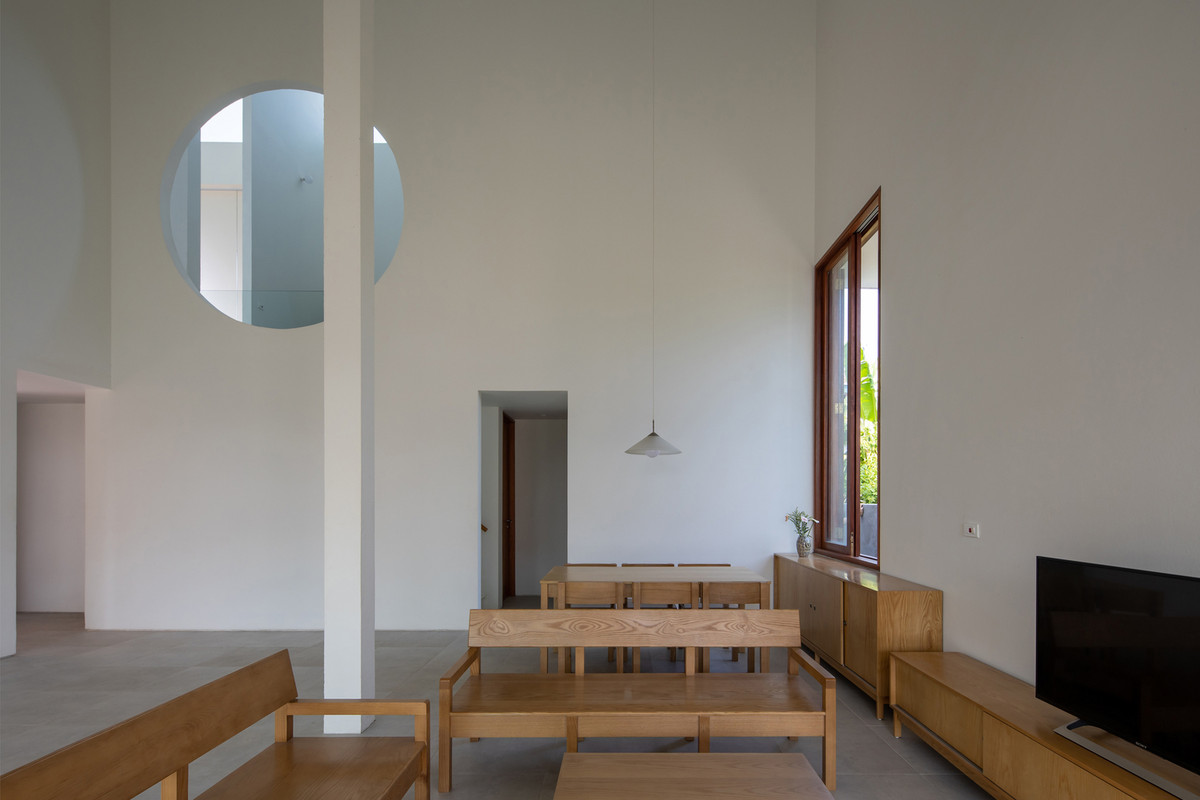 Tầng 2 bao gồm không gian sinh hoạt chung, phòng thờ và 2 phòng ngủ.