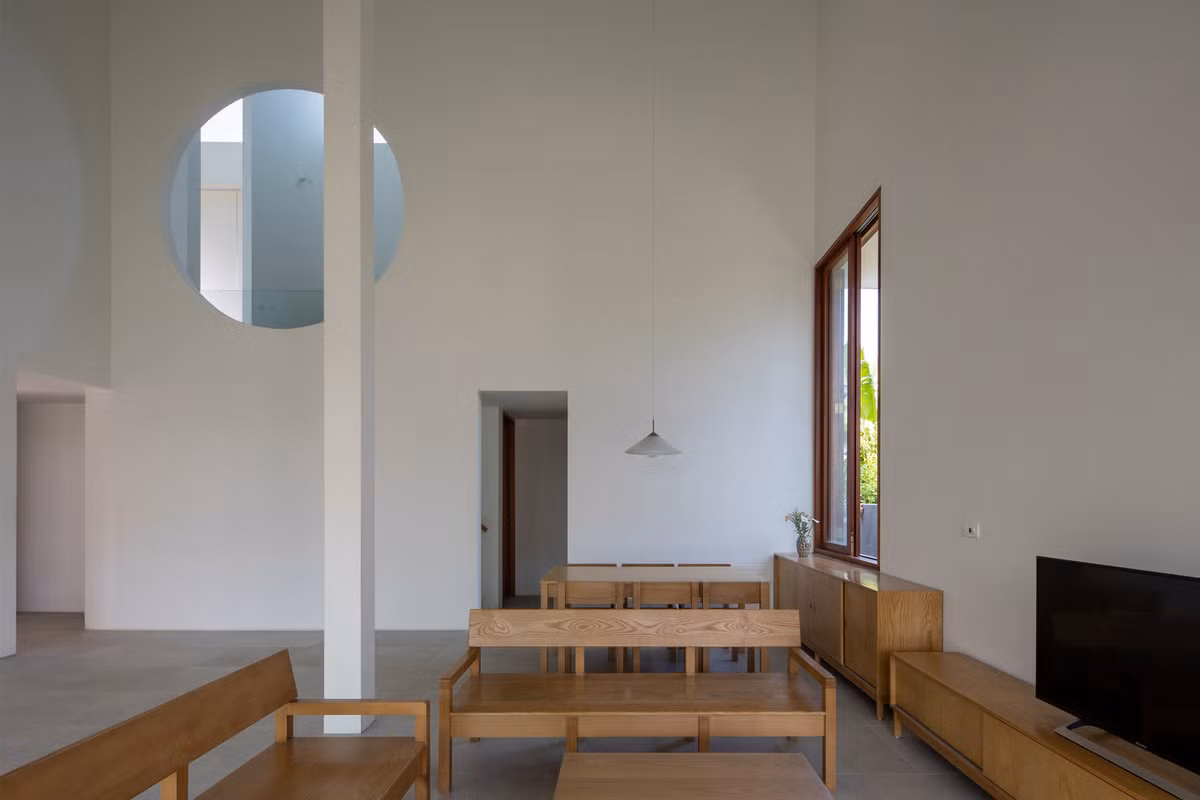 Tầng 2 bao gồm không gian sinh hoạt chung, phòng thờ và 2 phòng ngủ.