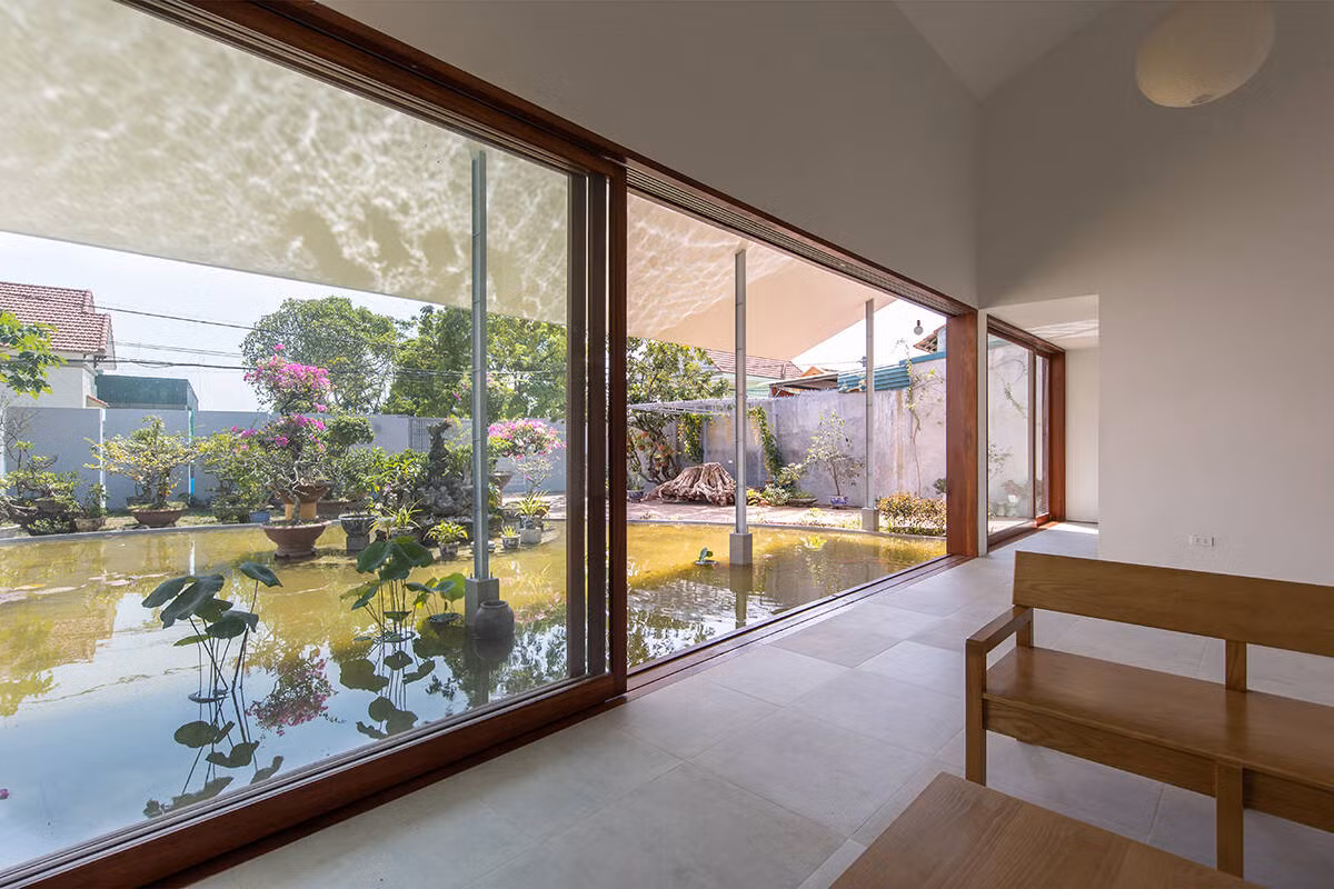 Nếu như cấu trúc nhà cũ phát triển theo dạng chữ L xoay quanh không gian sinh hoạt chung thì ở thiết kế mới, không gian phụ được tổ chức gọn gàng, hợp lý hơn.