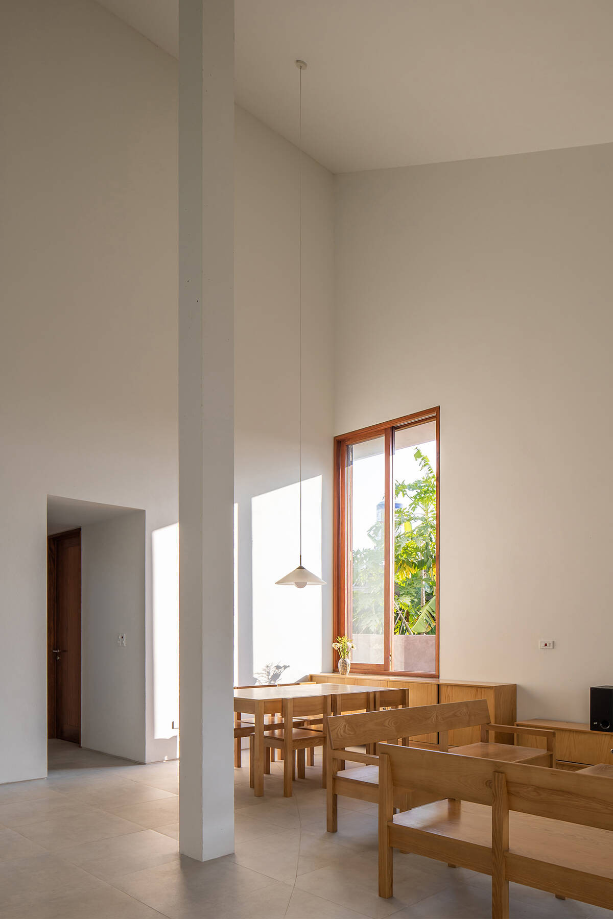 Vẫn là tổ hợp không gian chữ L quay quanh khối sinh hoạt chính nhưng chất lượng sống và vi khí hậu cao hơn.