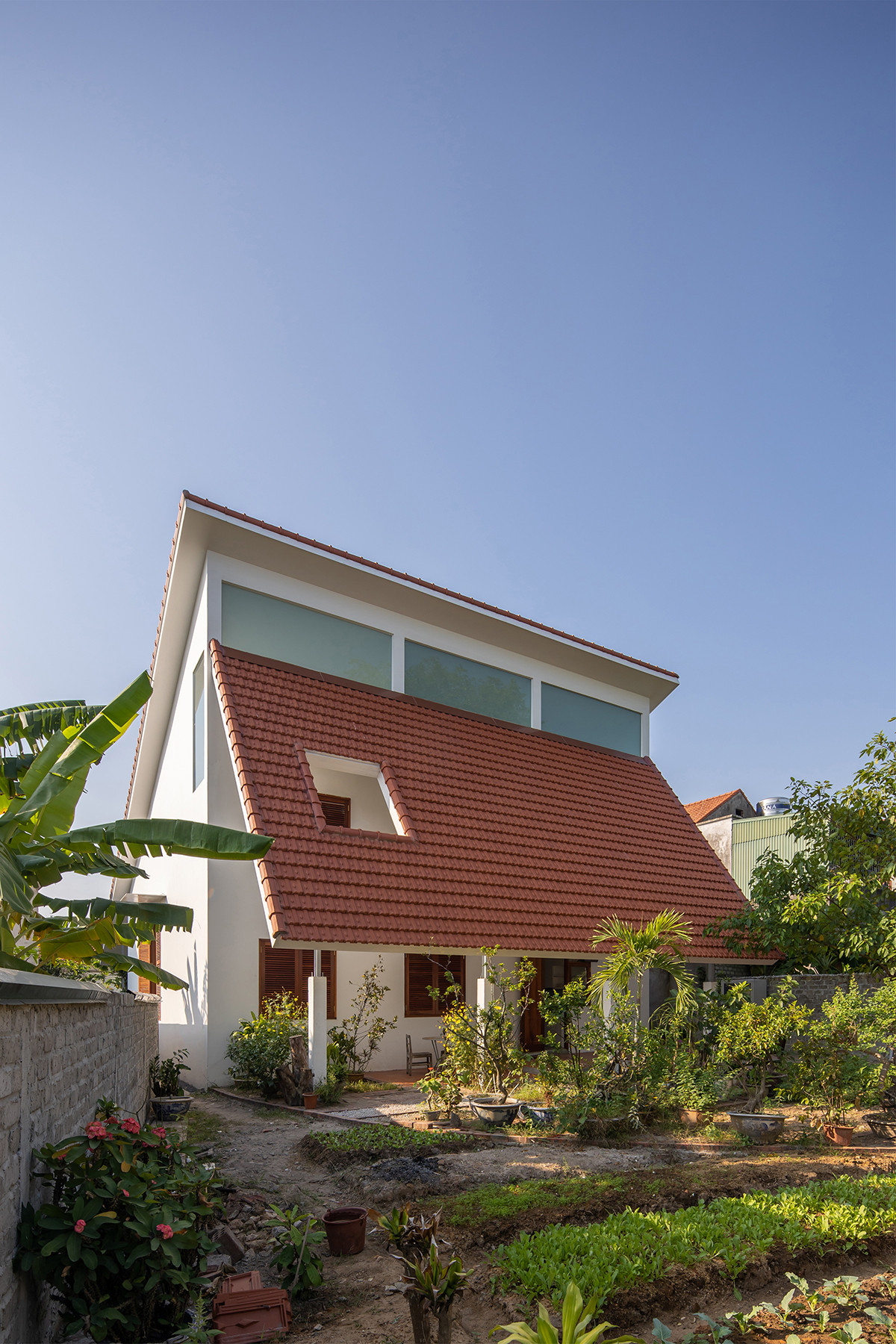 Vườn rau xanh mướt phía sau nhà phục vụ bữa ăn hàng ngày của gia chủ. Nguồn ảnh: Jeffrey Totaro