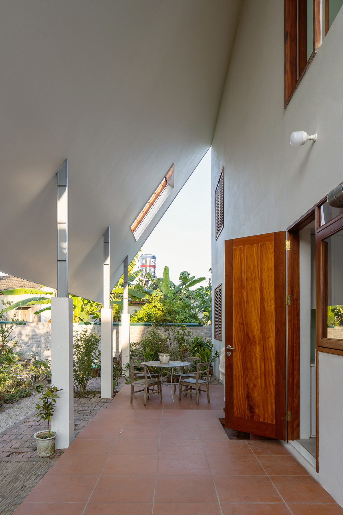 Hàng hiên phía sau nhà là không gian thư giãn lý tưởng.