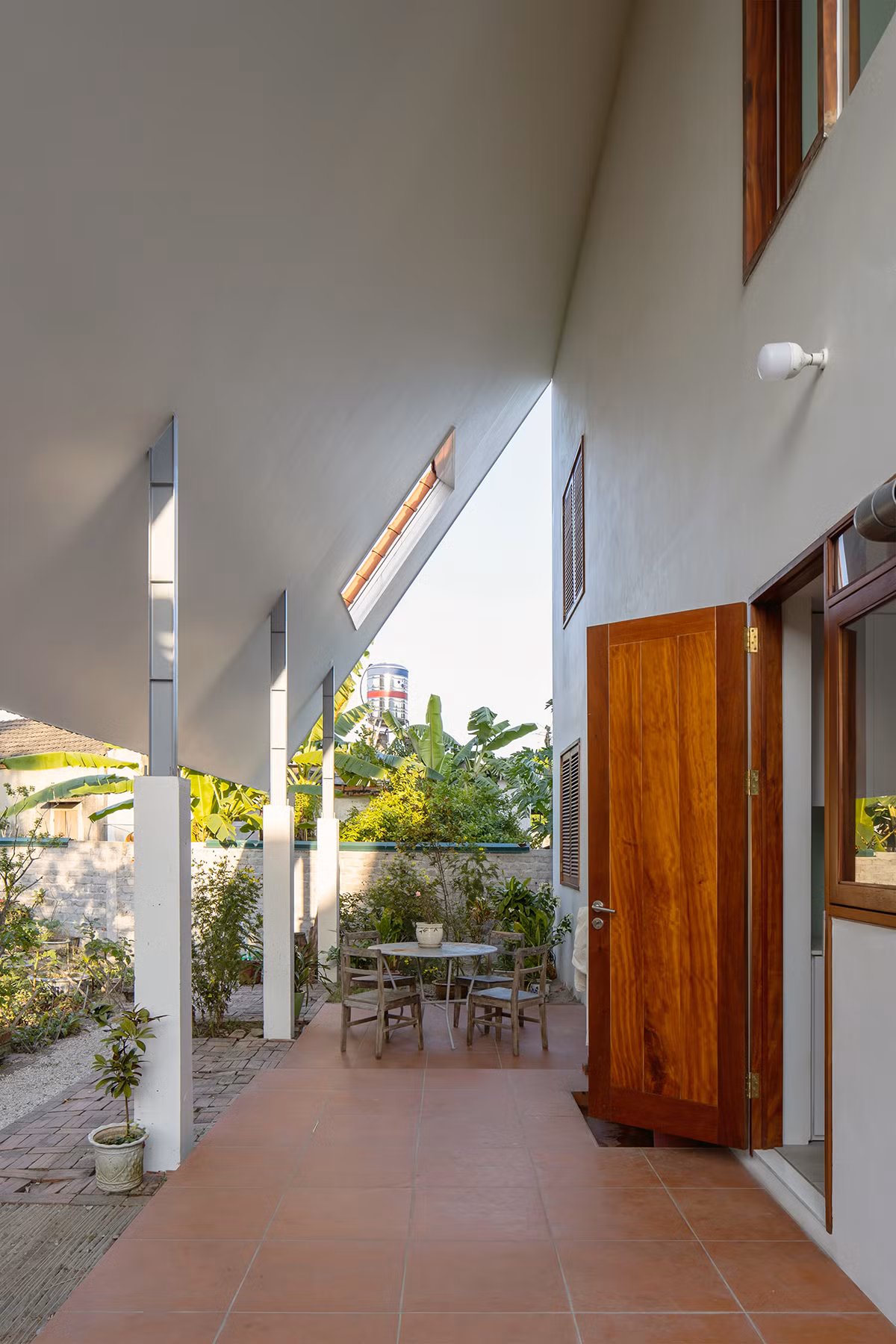 Hàng hiên phía sau nhà là không gian thư giãn lý tưởng.