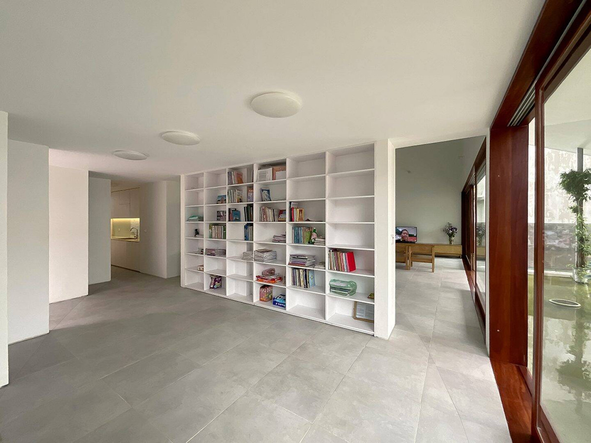 Tường ngăn với một mặt được dùng làm tủ đựng đồ.