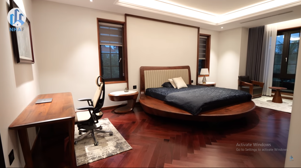 Phòng ngủ bố trí ở tầng trên với chiếc giường tròn nổi bật và ban công thoáng đãng.