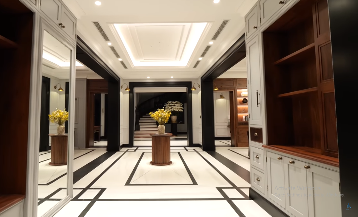 Khu vực đại sảnh rộng rãi thông với phòng khách và bếp ở hai bên khiến ai bước vào cũng phải choáng ngợp.