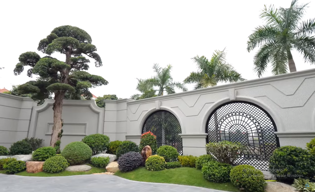 Đáng chú ý, căn biệt thự trang bị nhiều cảm biến, cảnh báo tối đa khi phát hiện người lạ đột nhập.