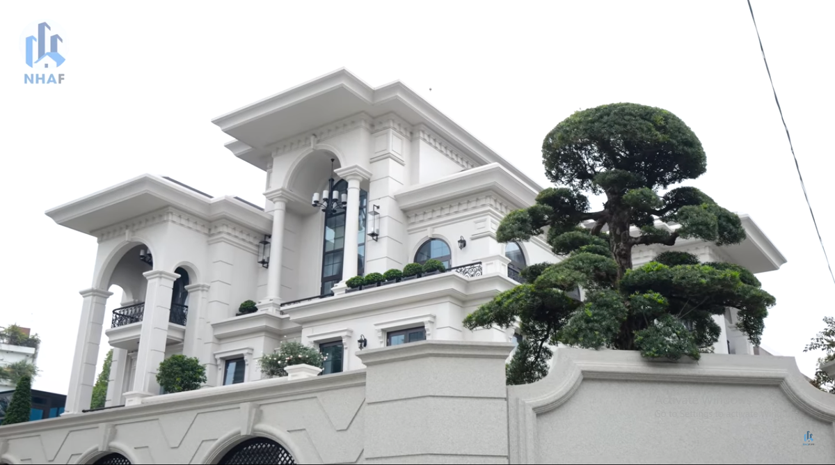 Mới đây, kênh NhaF giới thiệu một căn biệt thự hai mặt tiền bề thế tại Vĩnh Phúc. Nhìn từ bên ngoài, căn biệt thự không khác một cung điện.