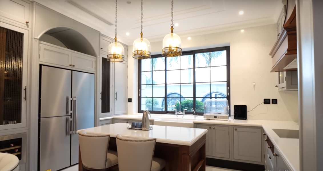 Khu vực bếp thiết kế theo phong cách tân cổ điển, đồng nhất với không gian khác trong nhà.