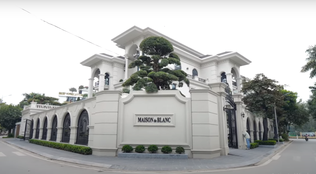 Ngôi nhà nằm trên khu đất có diện tích lên tới gần 1.000m2. Diện tích một sàn khoảng 400m2, còn lại là không gian dành cho sân vườn.