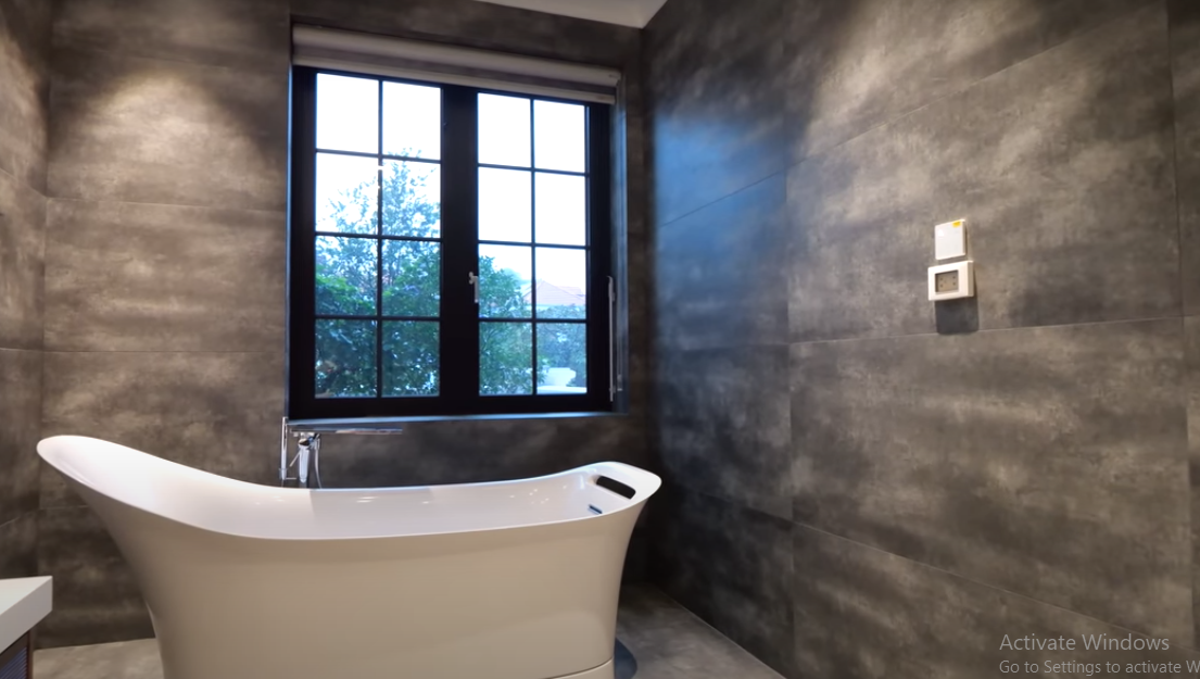 Nhà vệ sinh thoáng đãng với nội thất hiện đại.