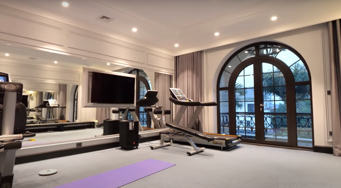 Trong biệt thự còn có cả một phòng tập gym. Nguồn ảnh: chụp màn hình NhaF
