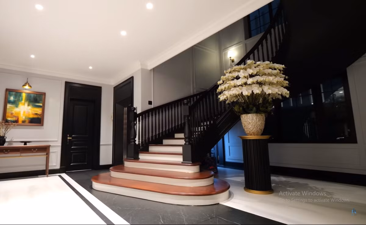 Ngoài cầu thang bộ rất rộng, ngôi nhà còn có hệ thống thang máy hiện đại.