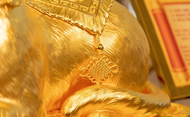 Tượng mèo vàng được thiết kế tinh xảo từ những chi tiết nhỏ nhất. Ảnh: VTCNews