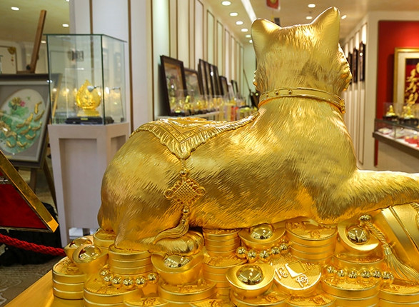 Tác phẩm tượng vàng được lấy cảm hứng từ loài mèo - con giáp của năm Quý Mão 2023. Đây cũng là biểu tượng cho sự cát tường, thu hút thêm sinh khí, tài lộc, phú quý và thịnh vượng. Ảnh: Baotintuc