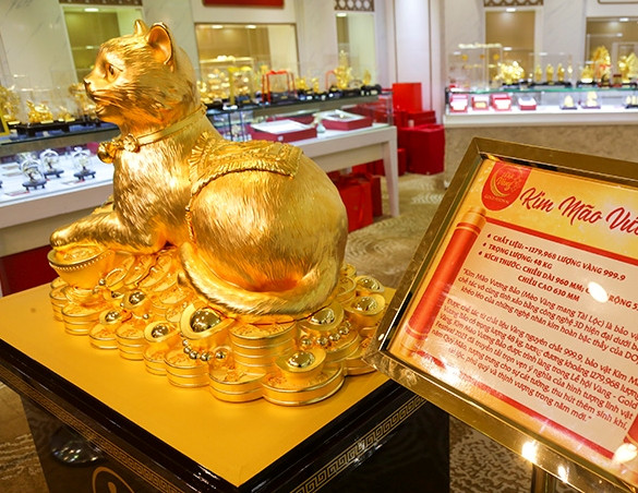 Ai nấy đều trầm trồ và thích thú bởi chưa bao giờ được chiêm ngưỡng chiếc tượng vàng lớn như vậy. Ảnh: Baotintuc