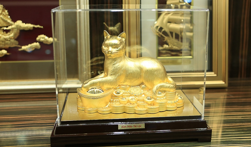 Tượng mèo vàng khổng lồ được trưng bày tại một tiệm vàng tại Hà Nội được đặt tên là “Kim Mao Vương Bảo”. Ảnh: Cand