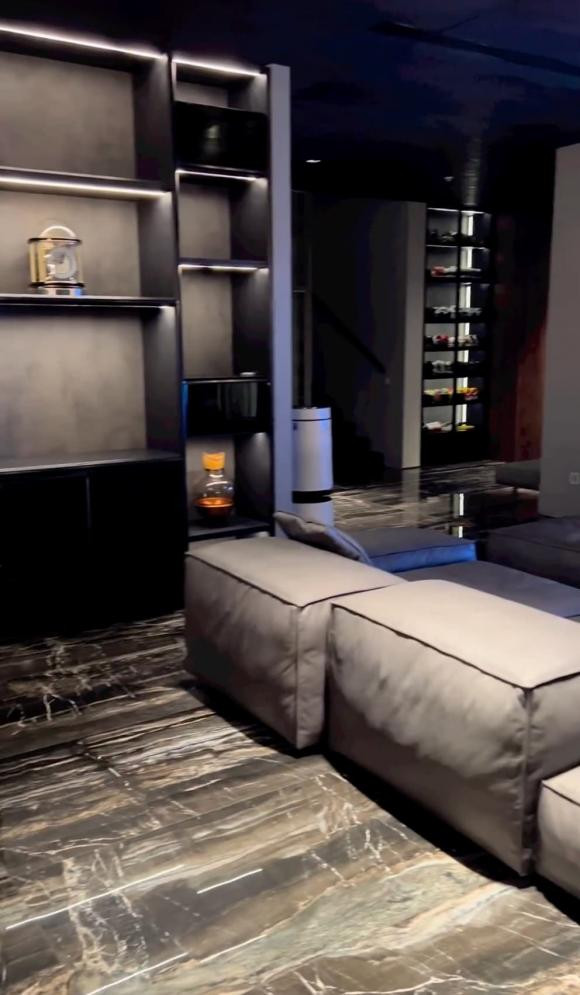 Chồng cũ Lệ Quyên rất chú trọng việc trang trí nội thất. Anh phối mọi chi tiết đều cùng tông màu tạo tổng thể sang trọng, hiện đại.