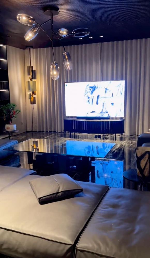 Phòng khách rộng rãi, sử dụng gam màu lạnh chủ đạo.