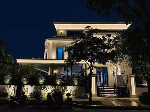 Biệt thự có 2 mặt tiền với độ bề thế thuộc hàng khủng. Từ những quang cảnh xung quanh có thể thấy đây là biệt thực tọa lạc ở nơi dành riêng cho giới nhà giàu. Nguồn ảnh; FBNV