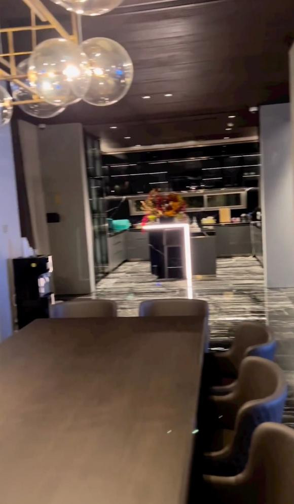 Khu vực bếp thông với phòng khách với không gian rộng và thoáng.