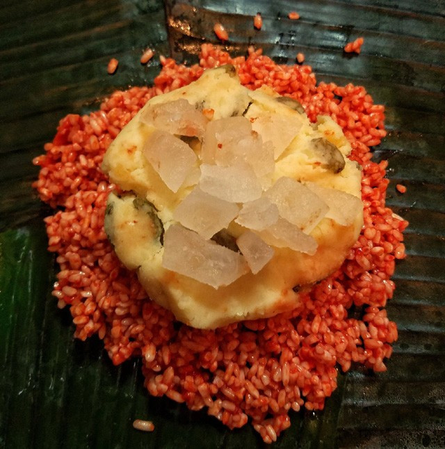 Bên cạnh đó, bánh chưng hạt sen còn được bọc trong lớp áo đen của gạo lứt hoặc đỏ của gấc, ăn rất hợp vị. Ảnh: Des Khang