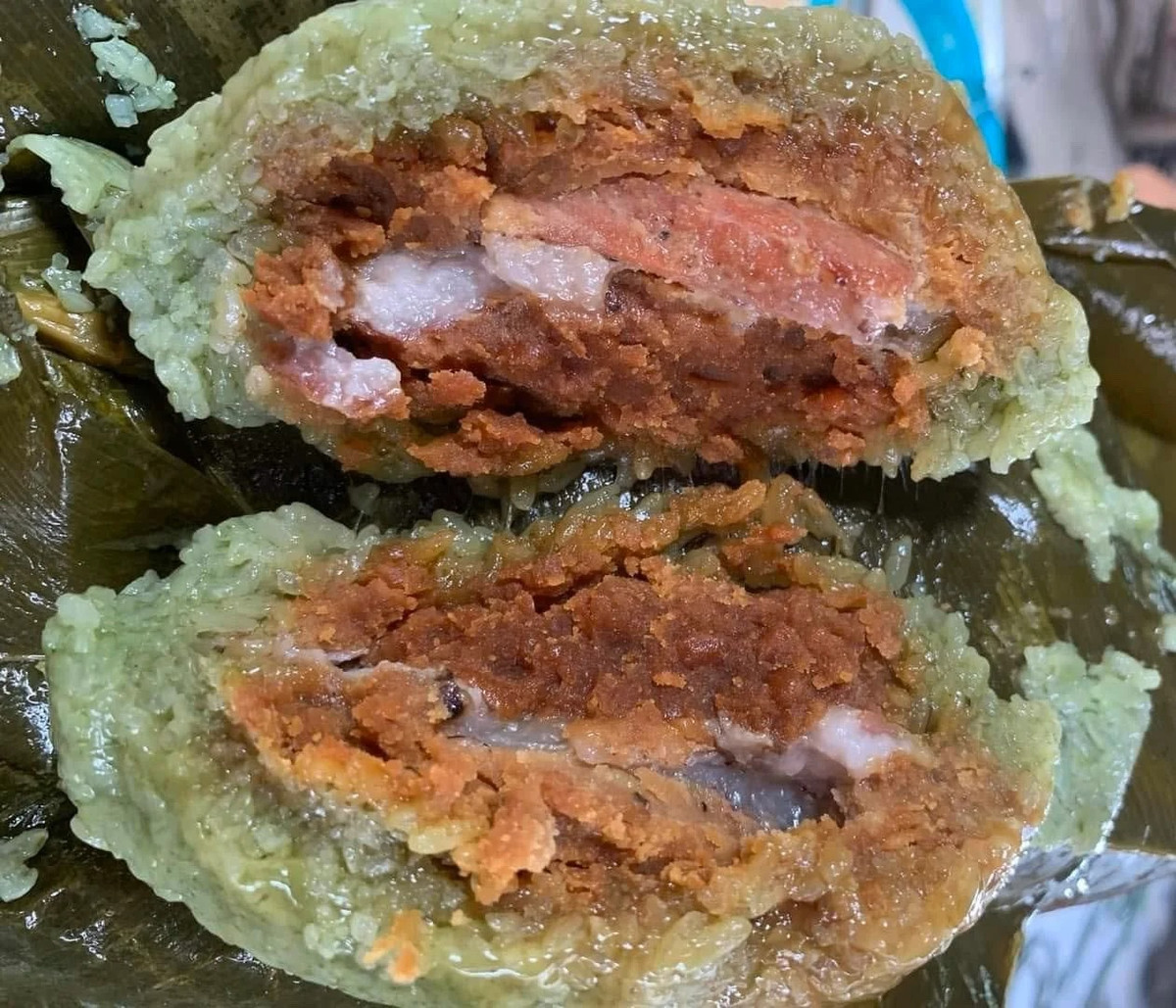 Ngoài thịt heo, đậu xanh như bánh truyền thống, loại bánh này còn có thêm lớp mật từ đường phên với màu nâu sậm và vị ngọt đậm. Ảnh: Tiepthivagiadinh