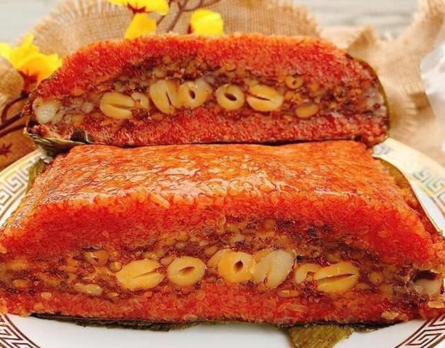 Trước đây, hạt sen thường được sử dụng trong bánh chưng chay. Tuy nhiên, ngày nay hạt sen còn được sử dụng trong bánh chưng thịt. Ảnh: Ansapsaigon