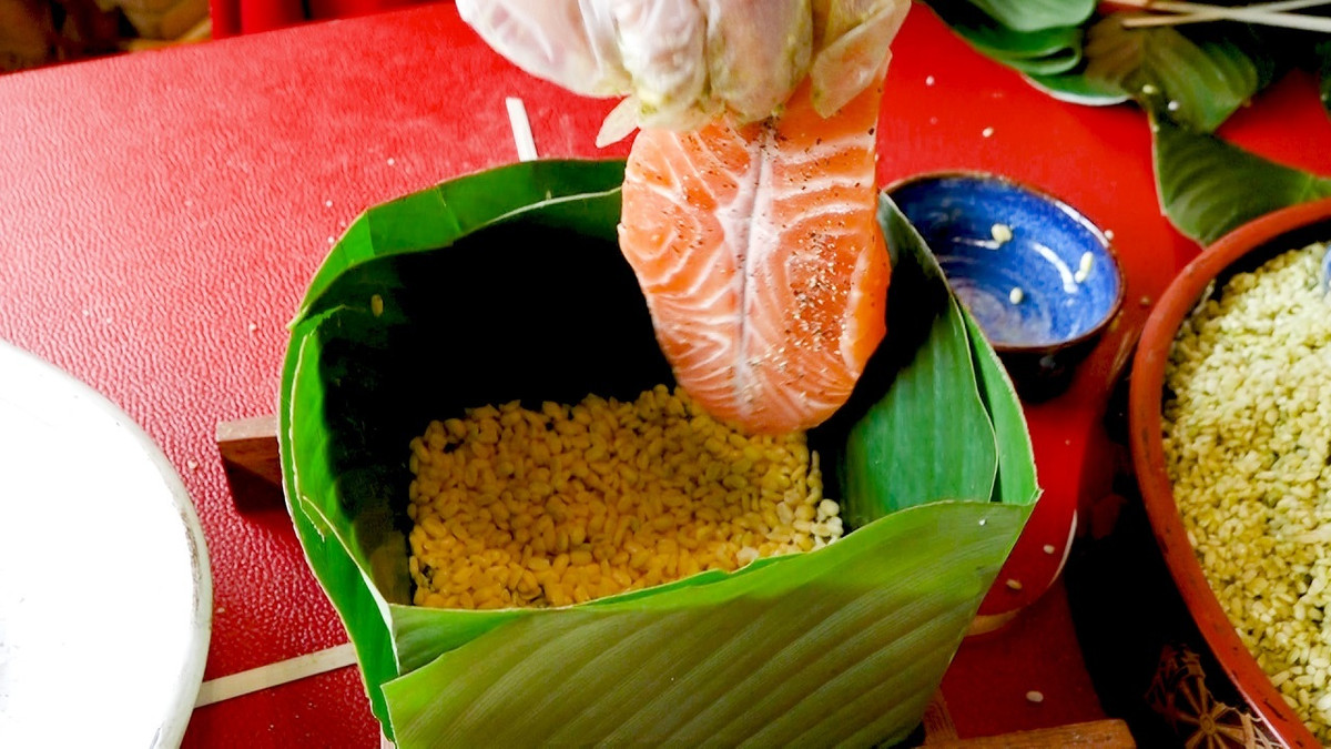 Dịp Tết năm ngoái, trên thị trường còn xuất hiện bánh chưng nhân cá hồi với giá khoảng 300.000 đồng/chiếc. Ảnh: Vietnamnet