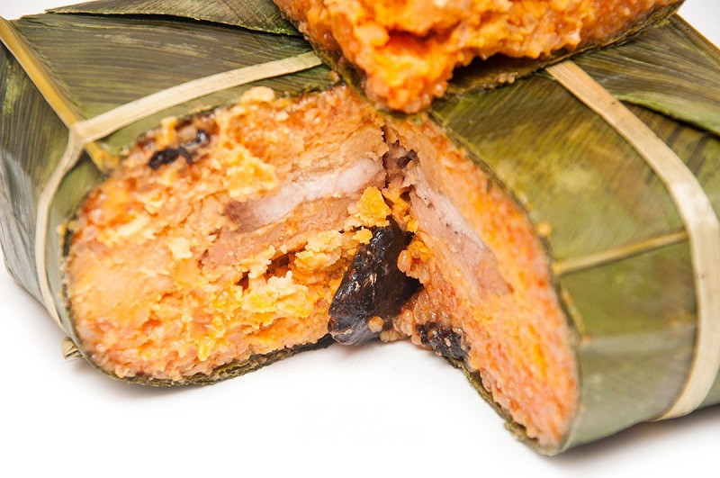 Bánh chưng mật thịt có vỏ ngoài khá mềm, bên trong có vị hơi giống caramel, giá dao động từ 80.000 - 120.000 đồng/chiếc tùy theo trọng lượng 1 - 1,5kg. Ảnh: Nut Corner