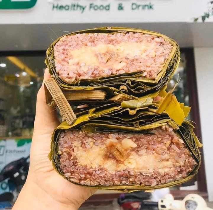 Trên thị trường, bánh chưng hạt sen có giá 220.000 đồng/chiếc 800gr. Ảnh: Tiepthivagiadinh