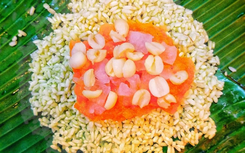 Theo đó, hạt sen, thịt ba rọi, đậu xanh, kết hợp cùng nếp mùa dẻo đã tạo nên một món bánh chưng ăn vừa quen vừa lạ. Ảnh: Des Khang