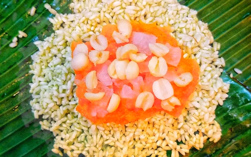 Theo đó, hạt sen, thịt ba rọi, đậu xanh, kết hợp cùng nếp mùa dẻo đã tạo nên một món bánh chưng ăn vừa quen vừa lạ. Ảnh: Des Khang