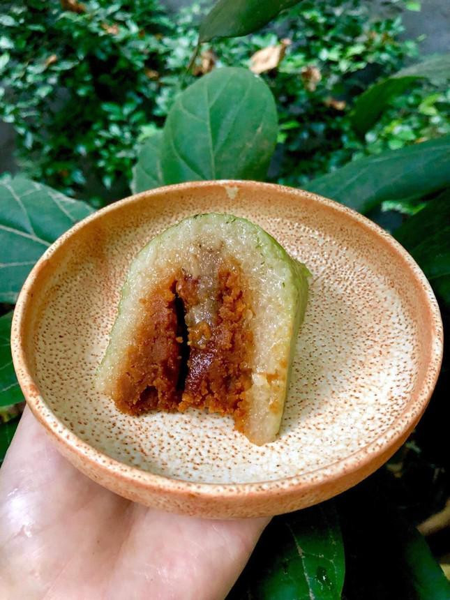 Năm nay, thị trường còn có sự xuất hiện của bánh chưng mật thịt. Đó là sự kết hợp giữa nhân mặn và ngọt hài hòa. Ảnh: Tiền phong