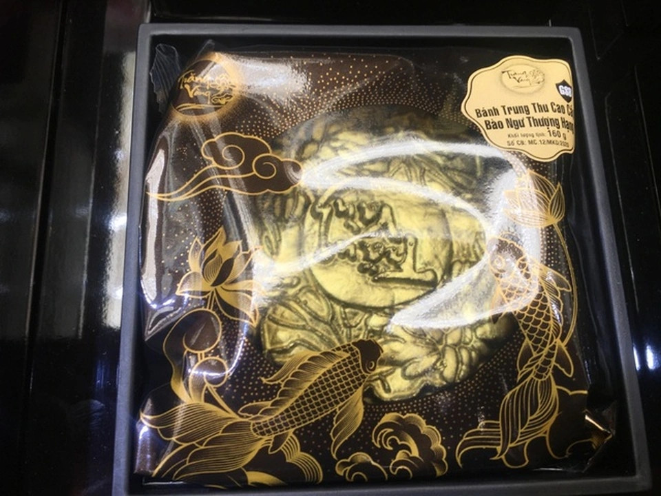 Không hướng tới phân khúc bình dân, những hộp bánh trung thu dát vàng cao cấp thường được khách hàng mua để tặng đối tác quan trọng hoặc làm quà biếu. Ảnh: Dân trí