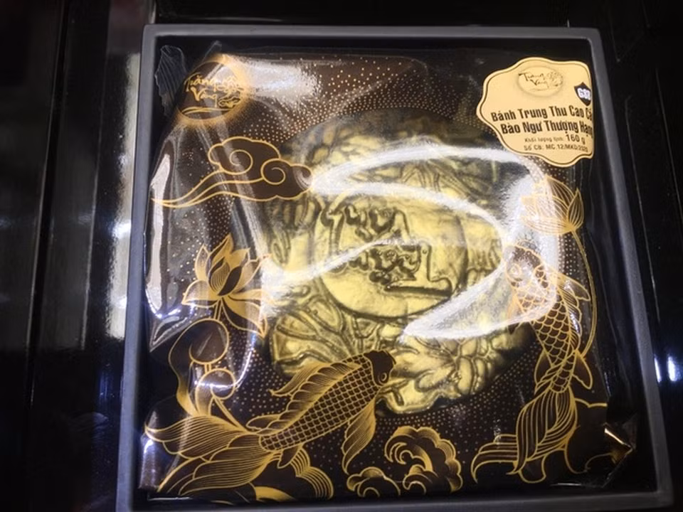 Không hướng tới phân khúc bình dân, những hộp bánh trung thu dát vàng cao cấp thường được khách hàng mua để tặng đối tác quan trọng hoặc làm quà biếu. Ảnh: Dân trí