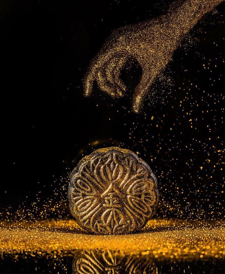 Theo giới thiệu, hộp bánh trung thu gồm 4 chiếc. Mỗi chiếc đều được bọc trong lá vàng 24k. Ảnh: Getty